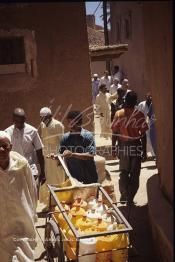 Image du Maroc Professionnelle de  Des berbères traversent une des rues à l'intérieur de l'ancienne Kasbah de Ouarzazate après avoir accompli la prière du Vendredi, le 22 Août 1997. (Photo / Abdeljalil Bounhar)